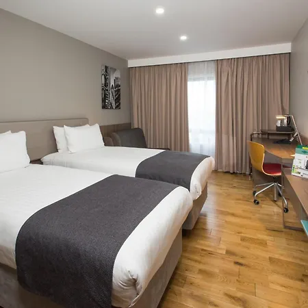 Holiday Inn London West By Ihg Exterior photo